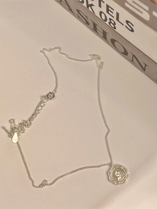 Détail du collier en argent sterling 925 avec pendentif floral rose de style vintage