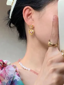 Boucles d'oreilles cœur argent 925 avec texture vintage dorée et zircon rose