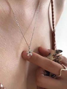 925 Sterling Silver Flower Pendant Necklace For Women Hammered Blue Rhinestone Inlaid French Niche Clavicle Chain Jewelry