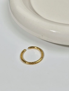 Détail de la bague en argent S925 doré avec motif de corde torsadée et taille ajustable