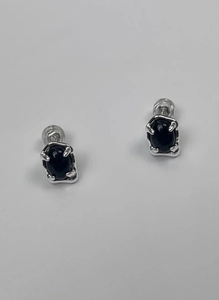 Primo piano di orecchini in argento con onice nera e incastonatura a griffe irregolare
