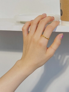 Bague torsadée dorée minimaliste pour femme présentée avec élégance au doigt