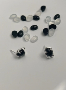 Orecchini in argento 925 con onice nera ovale in una montatura vintage minimalista