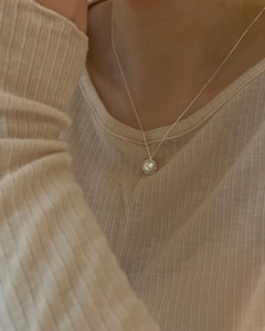 Elegant S925 sterling silver necklace with a round pearl pendant and vintage milgrain edge