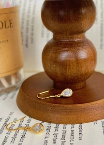 Élégantes boucles d'oreilles goutte en argent 925 avec finition dorée et pierre en poire