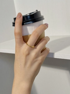 Bague fine dorée minimaliste pour femme avec finition polie dans un cadre de vie moderne