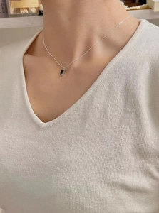Collier minimaliste en argent sterling 925 avec pendentif rectangulaire noir sur modèle