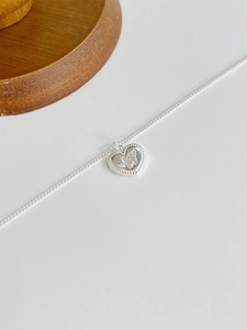 925er Sterlingsilber Herzkette mit H-Anhänger und strukturierter Perlenkante