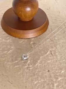 Collier en argent sterling 925 avec pendentif coeur évidé sur une fine chaîne à mailles