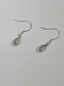 Vue détaillée des boucles d'oreilles goutte en argent avec cristal et crochet classique