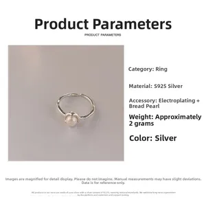 Détail de la bague en argent S925 avec texture irrégulière et perle blanche incrustée