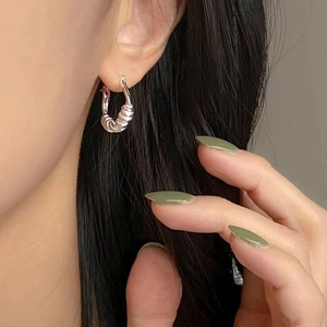Élégante boucle d'oreille créole en argent S925 avec un design minimaliste à texture spirale