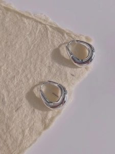 Boucles d'oreilles créoles en forme de larme argentée avec finition poli miroir chic