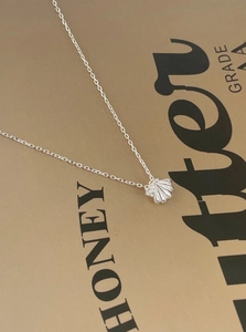 Détail d'un collier en argent sterling 925 avec un pendentif en forme de coquillage