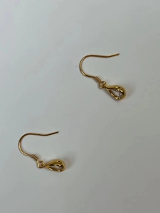Vue détaillée de boucles d'oreilles gouttes avec crochets dorés et cristaux clairs