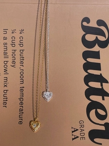 Élégant collier cœur en argent S925 avec zircons et détails de bordure perlée relief