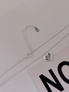 Makroaufnahme der 925er Silber Herz Kette mit Buchstabe H und S925 Punzierung