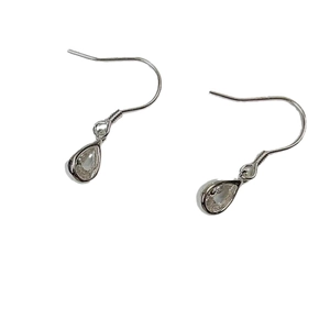 Boucles d'oreilles pendantes en argent 925 avec cristaux en forme de poire sur fond blanc
