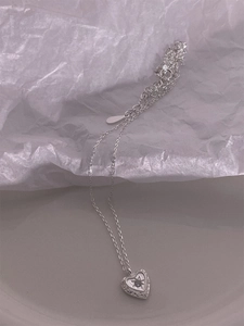 Détail d'un pendentif cœur en argent 925 avec texture martelée et pierre sertie