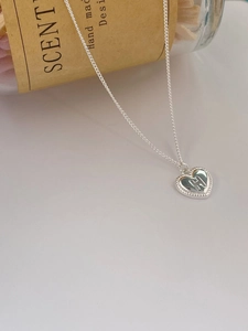 Detailaufnahme der S925 Sterling Silber Herzanhänger Kette mit H-Gravur