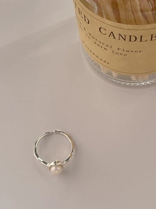 Bague ouverte en argent massif S925 avec perle naturelle et texture artisanale