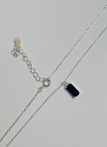 Vue détaillée du collier en argent 925 avec pierre noire rectangulaire et fermoir
