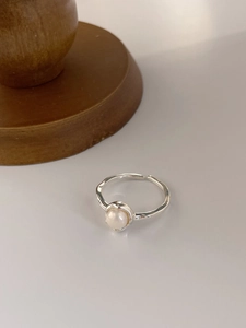 Bague ouverte minimaliste en argent 925 avec perle naturelle et texture martelée élégante