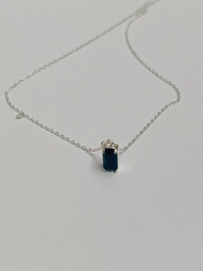 Collier en argent sterling 925 avec un pendentif rectangulaire en pierre bleue