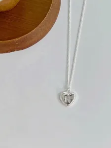 Elegante Halskette aus 925er Sterlingsilber mit Herzanhänger und zentralem H-Buchstaben