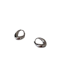 Boucles d'oreilles créoles en argent 925 avec un design poli de goutte d'eau irrégulière