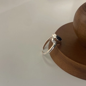 Minimalist 925 sterling silver open ring featuring a solid black heart-shaped stone