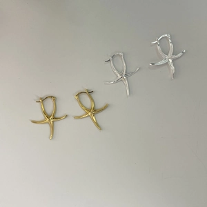 Detailed close-up showing gold and silver S925 sterling silver starfish hoop earrings