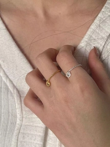 Minimalist 925 silver twisted rings with small heart pendants in gold and silver set