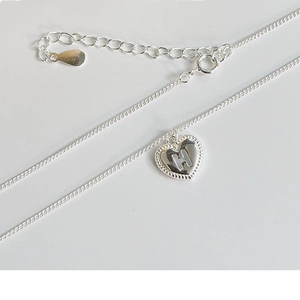 Minimalistische 925 Sterling Silber Herzkette mit H-Anhänger auf weißem Hintergrund