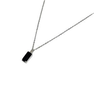 Collier en argent sterling S925 avec un pendentif rectangulaire noir sur une chaîne fine
