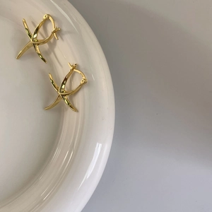 Detail of gold-plated 925 silver hoop earrings with S925 hallmark and X-shaped cross design