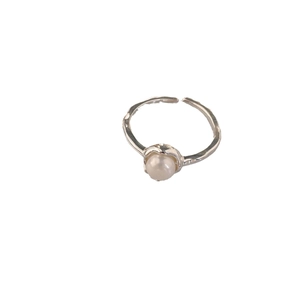 Bague ouverte en argent 925 avec perle naturelle et texture martelée au design minimaliste