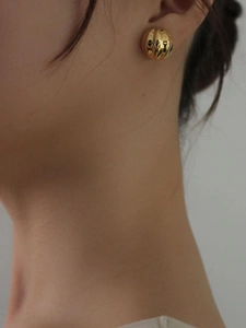 Minimalist gold ribbed dome earrings in 925 sterling silver worn by a model