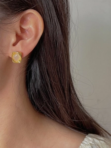 Boucles d'oreilles carrées en argent 925 doré avec pierre gemme sur le mannequin