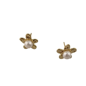 Elegant 925 silver flower stud earrings with central pearl and gold petals