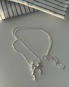 Collier élégant en argent sterling 925 avec pendentif nœud et chaîne à billes sur fond gris