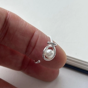 Elegant 925 sterling silver pearl open ring with minimalist twisted band design for women