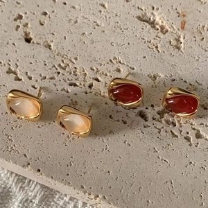 Boucles d'oreilles minimalistes en argent 925 avec pierres rouges et opales