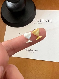 Dettaglio orecchini a lobo a forma di calice in argento S925 nei colori oro e argento