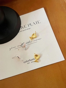 Orecchini a lobo a forma di calice in argento S925 nelle finiture oro e argento
