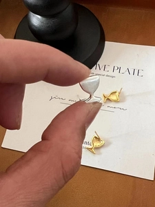 Orecchini a perno in argento S925 a forma di calice da vino in finitura oro e argento