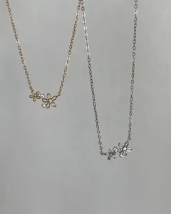 Collier minimaliste en argent sterling S925 avec fleurs délicates en or et argent