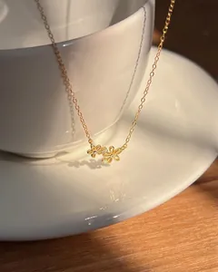 Élégant collier en argent sterling S925 doré avec deux pendentifs fleurs délicats