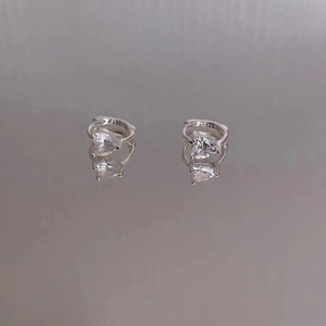 Détail macro du poinçon en argent S925 et du zircon cubique en forme de cœur sur la boucle