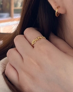 Détail de la bague et des boucles d'oreilles nœud doré en argent 925 sur modèle